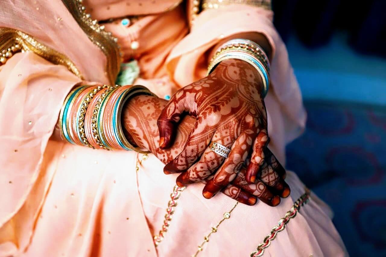 home salon services in Lucknow bridal hand mehandi